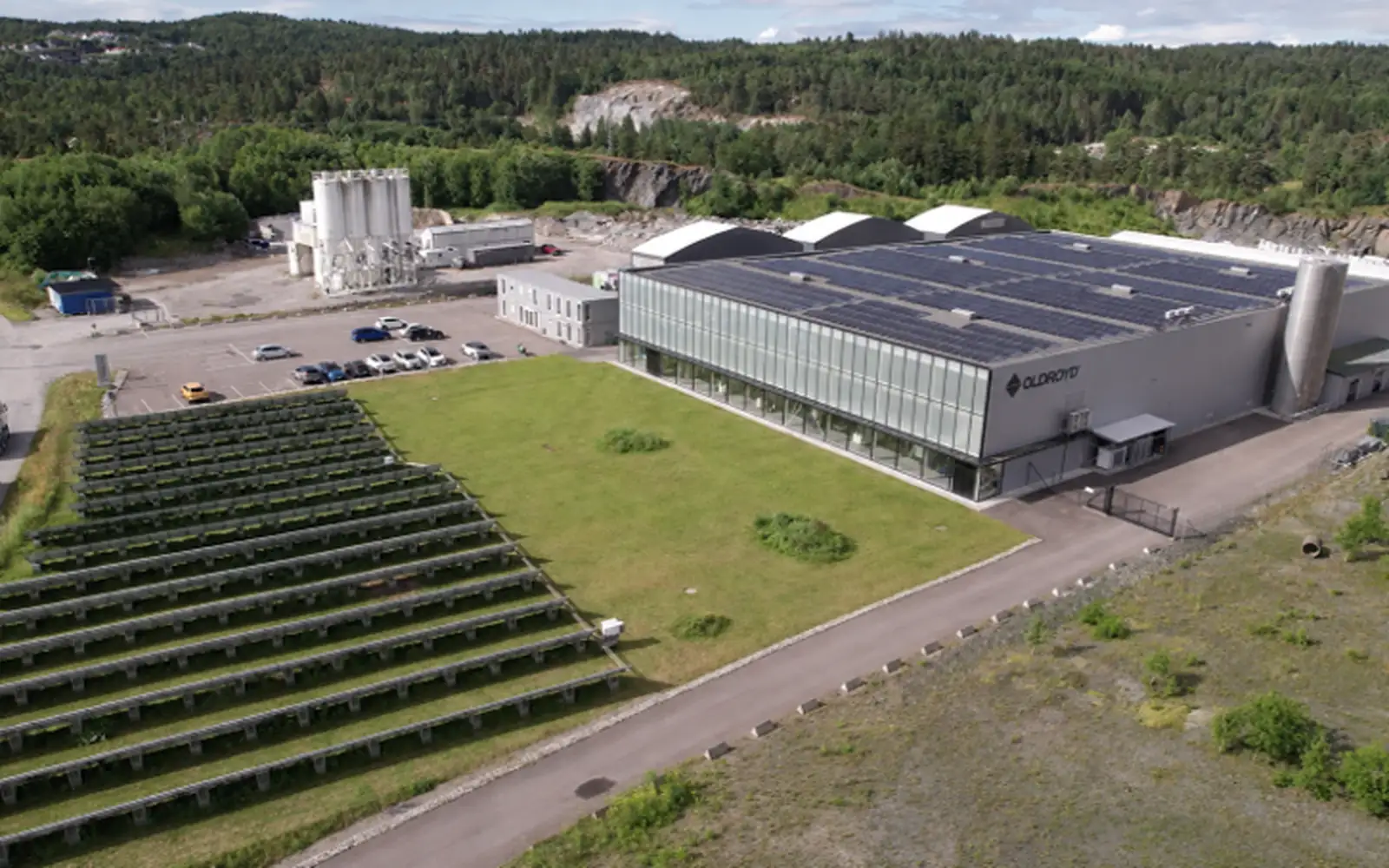 Flyfoto av produksjonsbygget i Isdammen 25 i Bamble med solcelleanlegg