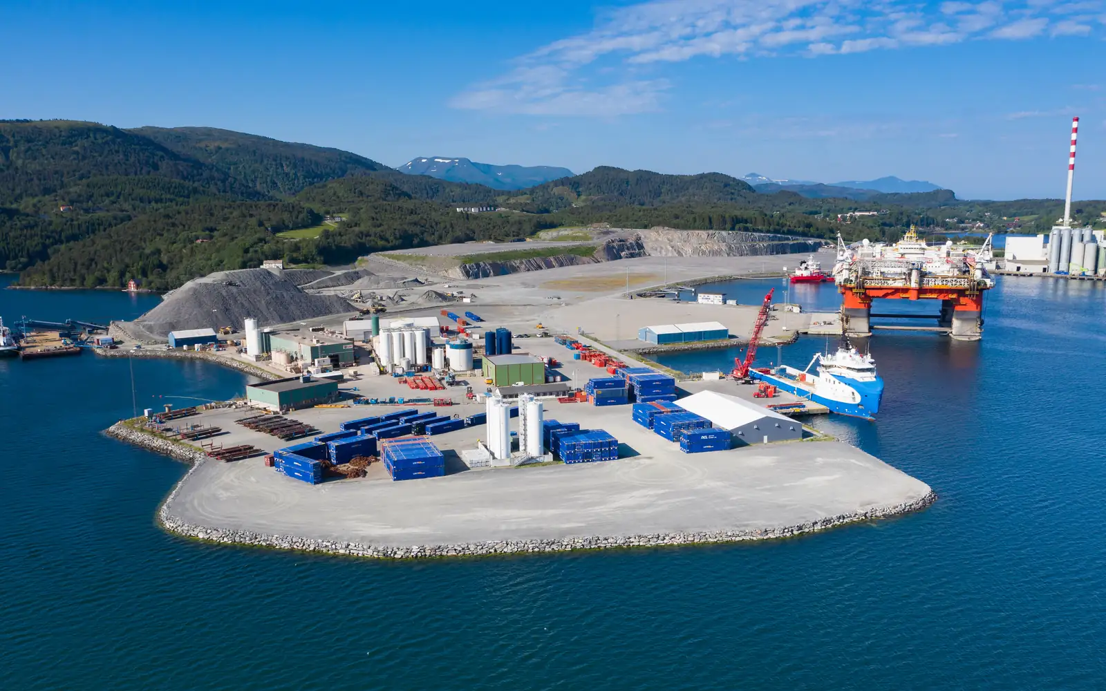Flyfoto av Kristiansund Base med kai, lagerplass og en rigg ved kaia