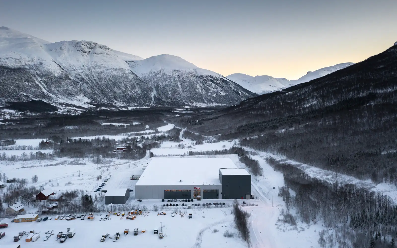Logistikkbygg i Nordkjosbotn i vinterlandskap med snødekte fjell
