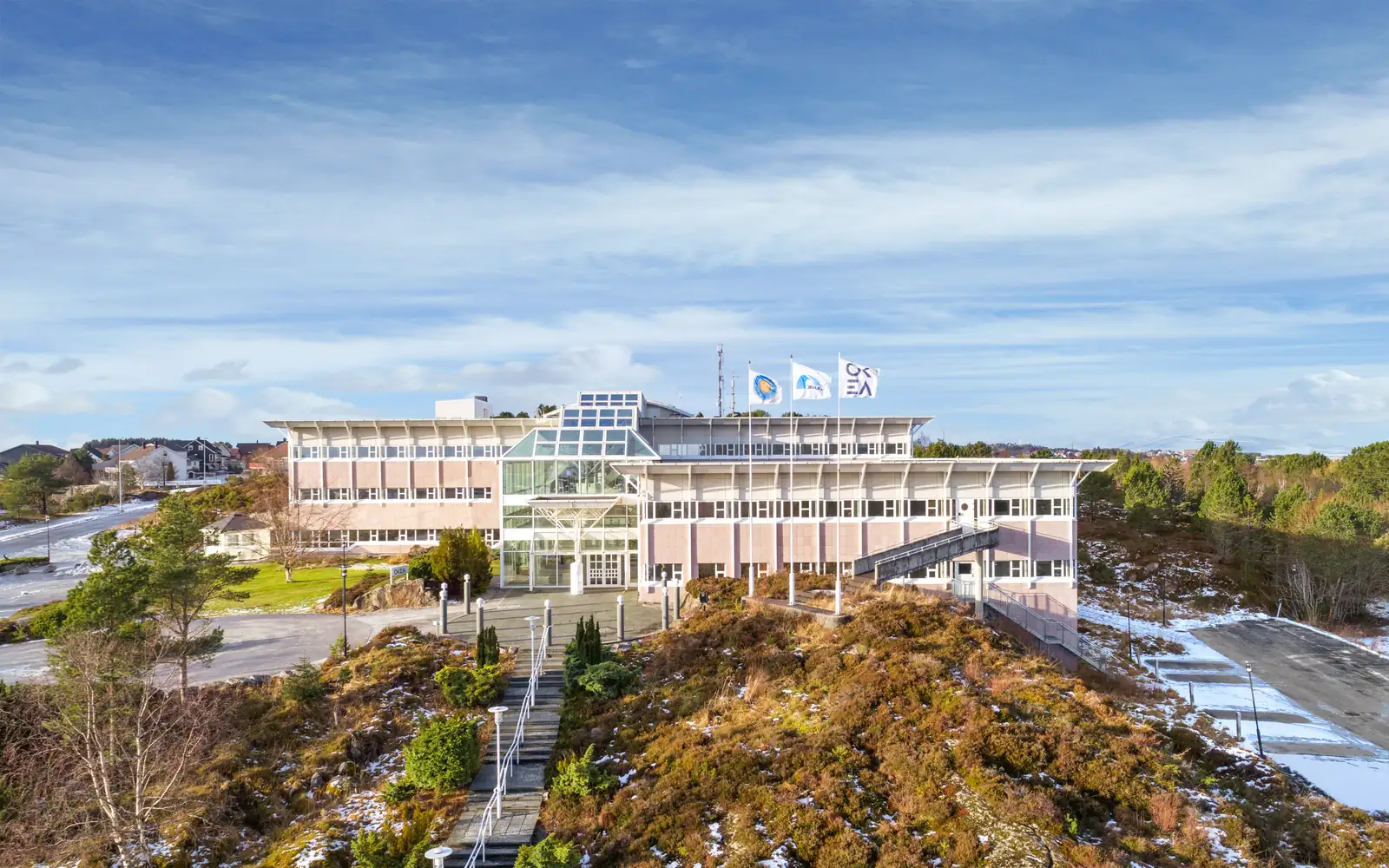 Kontorbygget Råket 2 i Kristiansund med glassinngang og flaggstenger