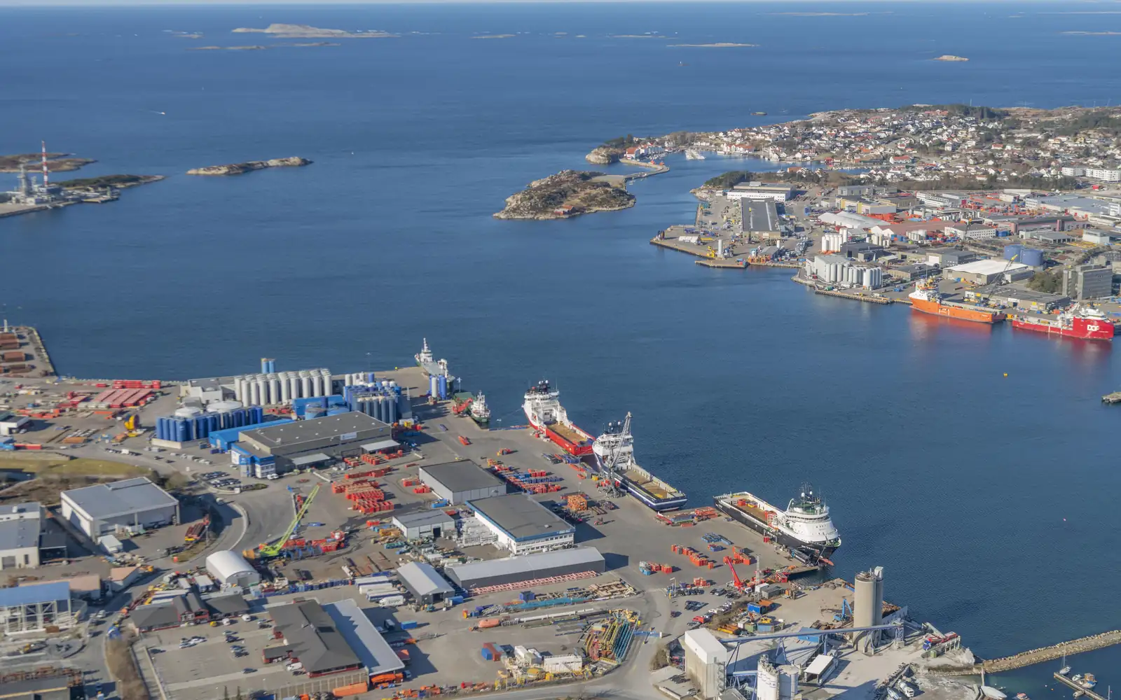 Flyfoto av Risavika havn med kaier, skip og lagerbygg