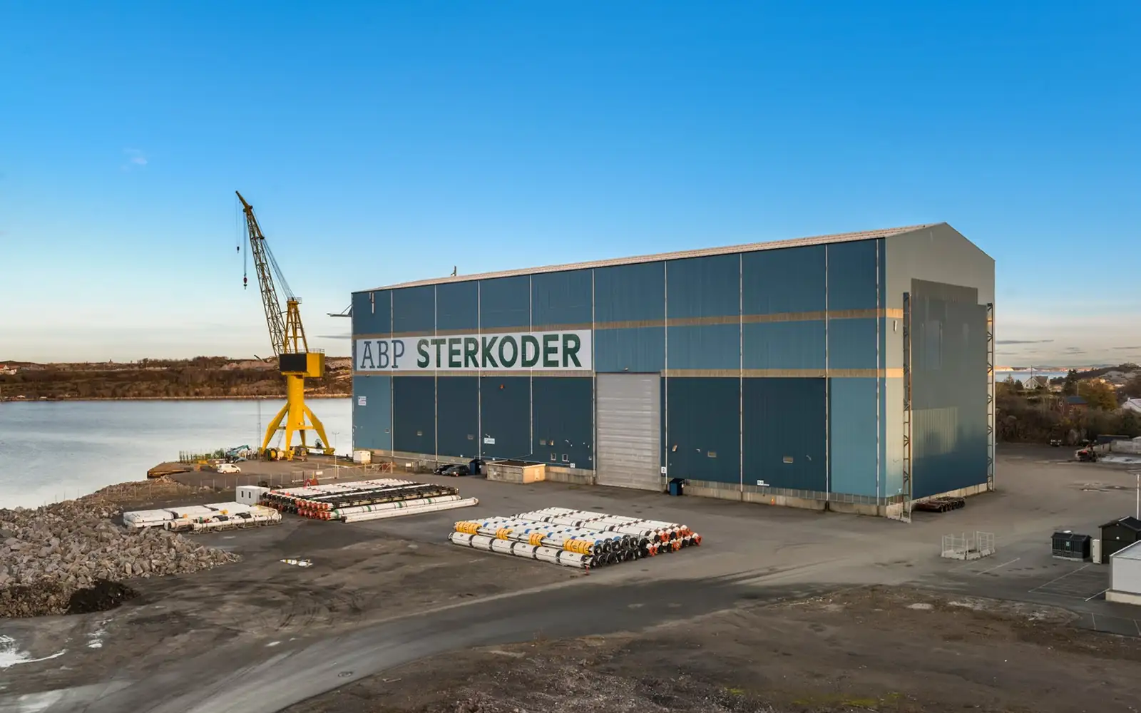 Storhallen ABP Sterkoder med kran og uteareal ved sjøen i Kristiansund